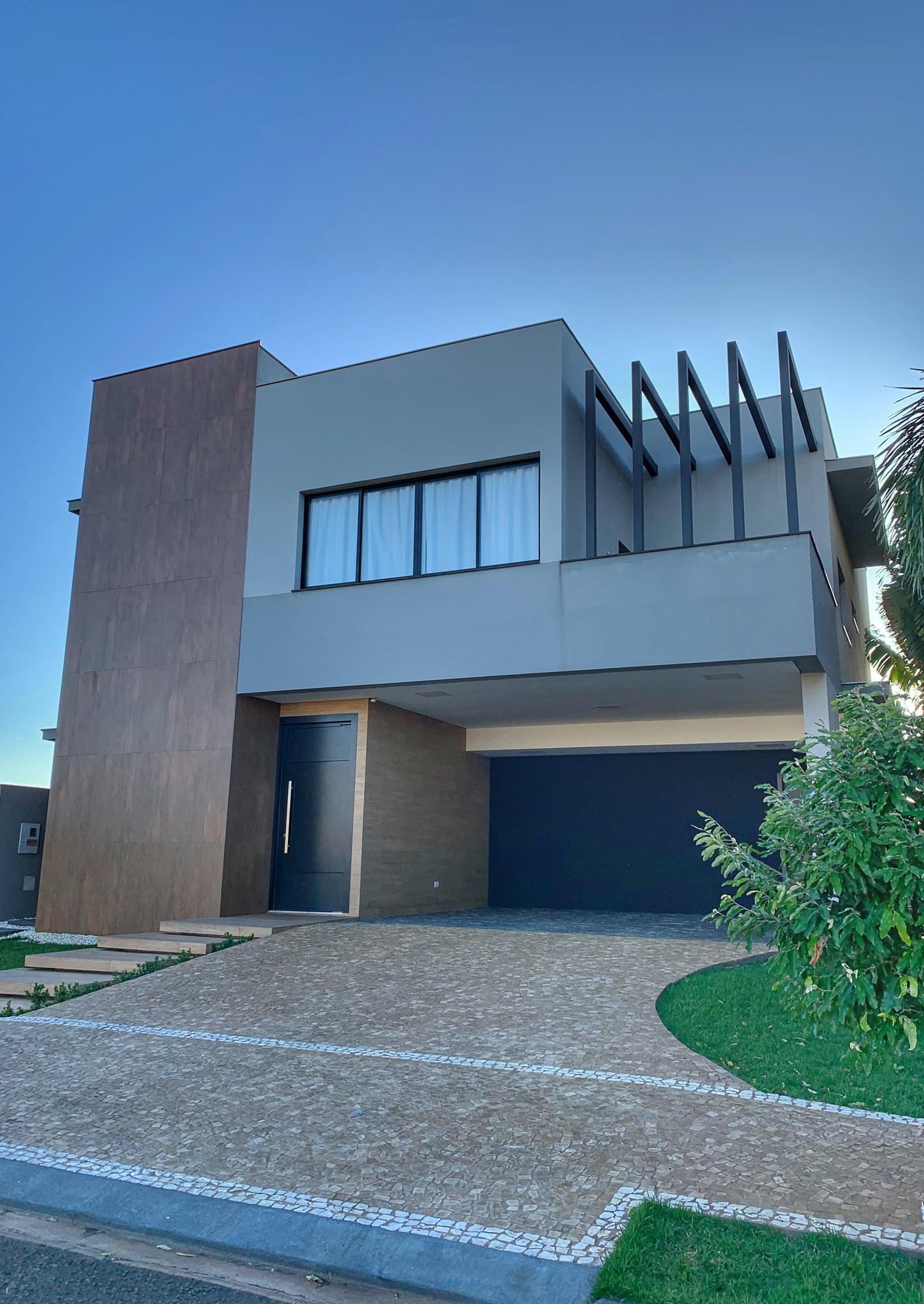 Casa Cumaru em Ibiporã, casa horizontal com cobertura em platibanda e brises de madeira de lei
