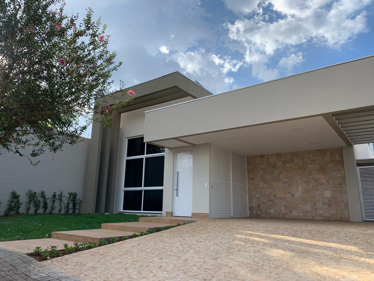 Fachada da Casa Pedra em Londrina, volume em concreto aparente com brise vertical de madeira